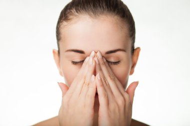 Kadın baş ağrısı beyaz arka plan üzerinde vardır.