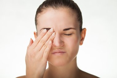 Kadının gözünde baş ağrısı migren ya da ağrı vardır