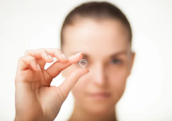 Žena s kontaktní čočky na prst zdravotní koncepci — Stock fotografie