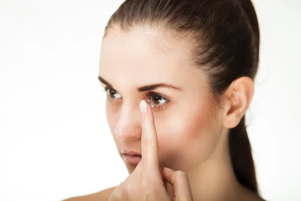 Žena si dává kontaktní čočku do oka — Stock fotografie