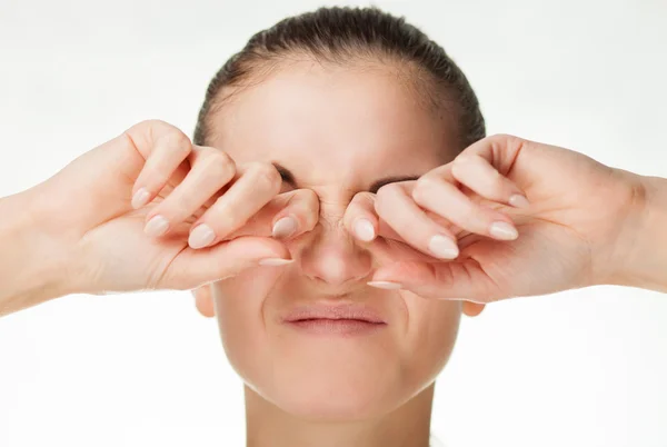 Mulher tem dor nos olhos — Fotografia de Stock