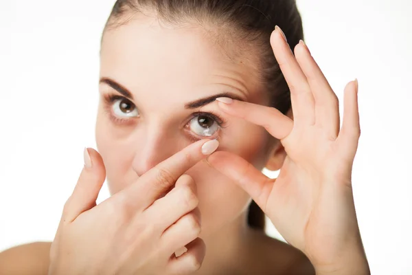 Женщина вставляет контактные линзы в глаз — стоковое фото