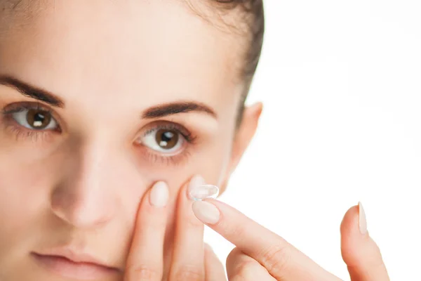 Woman putting contact lens in her eye — Stock Photo, Image