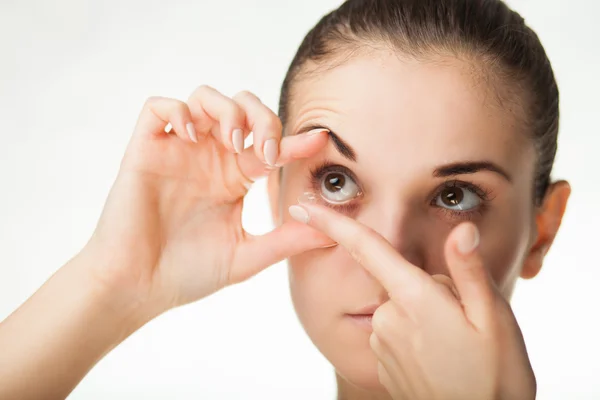 Vrouw die contactlens in haar oog stopt — Stockfoto