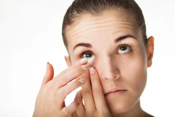 Woman putting contact lens in her eye — Stock Photo, Image