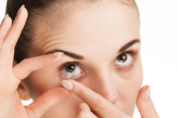 Mujer poniendo lente de contacto en su ojo —  Fotos de Stock