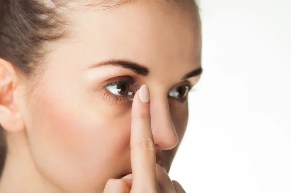 Mulher colocando lente de contato em seu olho — Fotografia de Stock