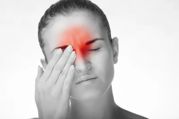 Mulher tem dor de cabeça enxaqueca ou dor nos olhos — Fotografia de Stock