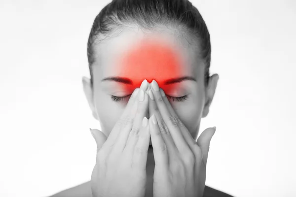 Žena má bolesti hlavy migréna nebo bolest v očích — Stock fotografie