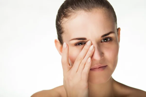 Mulher tem dor nos olhos — Fotografia de Stock