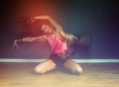 Modern hip hop dansçı kadın, Hareket Bulanıklığı