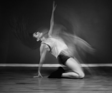 Modern hip hop dansçı kadın, Hareket Bulanıklığı