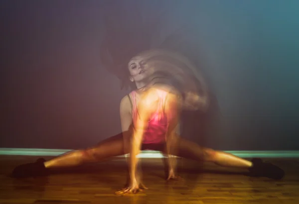 Mujer moderna bailarina de hip hop, desenfoque de movimiento — Foto de Stock