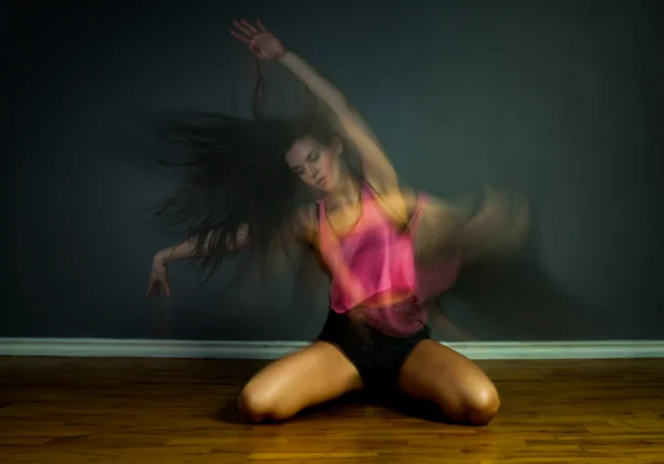 Γυναίκα χορεύτρια σύγχρονου χιπ χοπ, θόλωμα κίνησης — Φωτογραφία Αρχείου