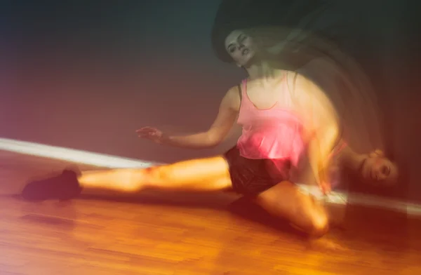 Mujer moderna bailarina de hip hop, desenfoque de movimiento — Foto de Stock