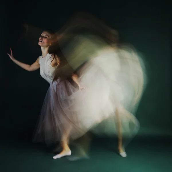 Balett dansare kvinna i rörelse oskärpa, ballerina — Stockfoto