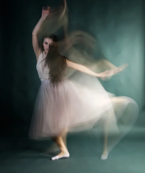 Bailarina de ballet mujer en movimiento desenfoque, bailarina — Foto de Stock