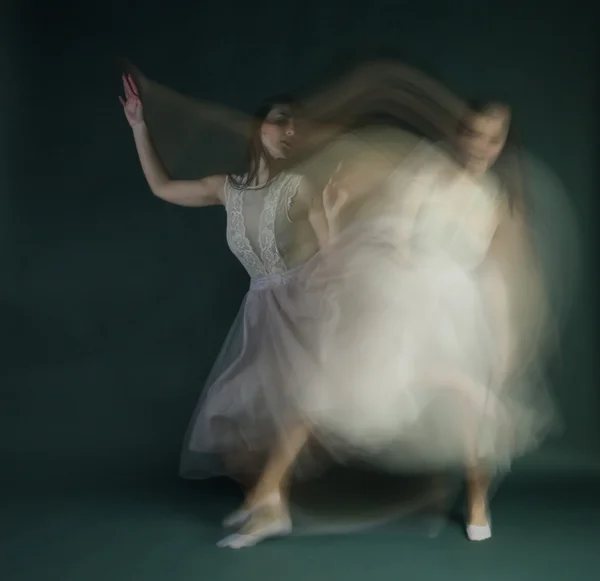 Balett dansare kvinna i rörelse oskärpa, ballerina — Stockfoto
