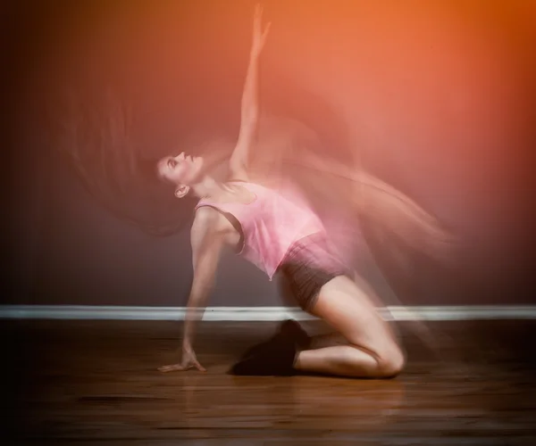 Mujer moderna bailarina de hip hop, desenfoque de movimiento — Foto de Stock