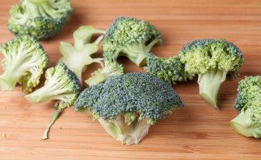 Ahşap tahta üzerinde yeşil ve taze brokoli