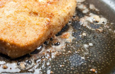 Tavada kızarmış tavuk göğsü fileto