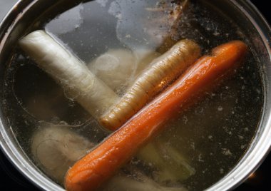 Tavuk çorbası pişirme taban, tencerede bouillon