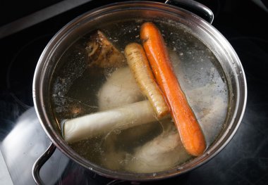 Tavuk çorbası pişirme taban, tencerede bouillon