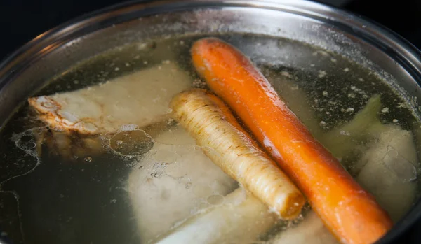 Tavuk çorbası pişirme taban, tencerede bouillon