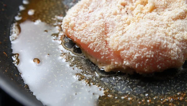Филе куриной грудки, обжаренное на сковороде — стоковое фото