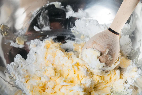 Knåda degen i blandning skål, smör och mjöl — Stockfoto