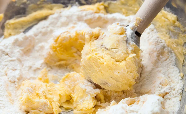 Amasar la masa en un tazón, mantequilla y harina — Foto de Stock