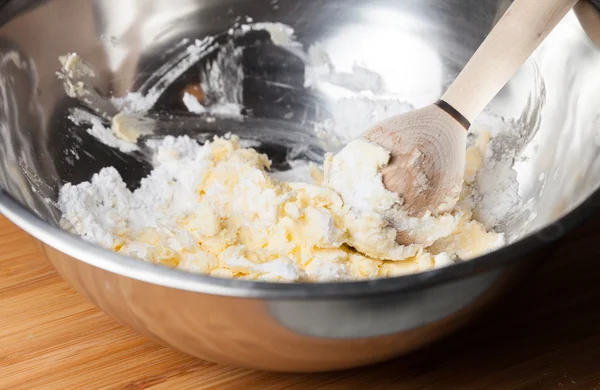 Замесить тесто в миску, масло и муку — стоковое фото