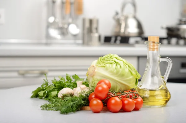 Verduras frescas en la cocina — Foto de Stock