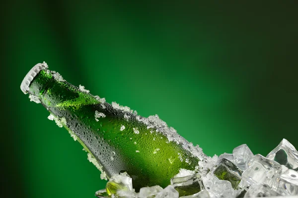 Fría botella verde de cerveza —  Fotos de Stock