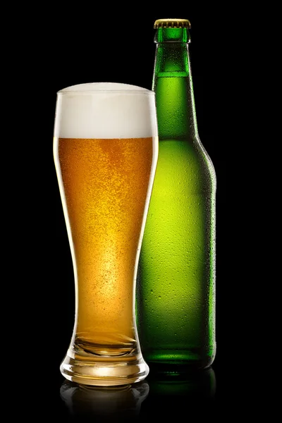 Garrafa e copo de cerveja — Fotografia de Stock