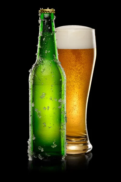 Copo de cerveja em preto — Fotografia de Stock