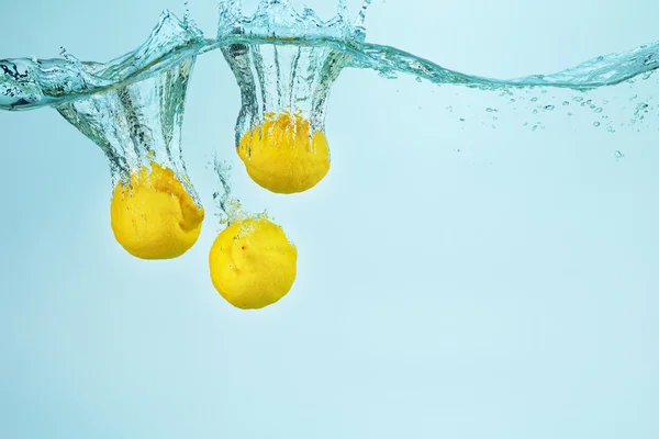 Limones bajo el agua —  Fotos de Stock