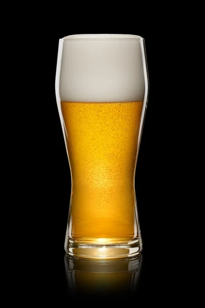 Glas bier op zwart — Stockfoto