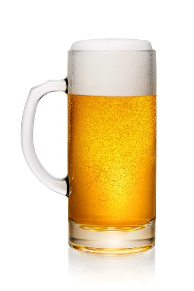 Склянка пива на білому — стокове фото