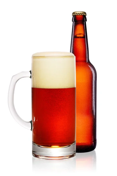 Стекло и бутылка пива — стоковое фото