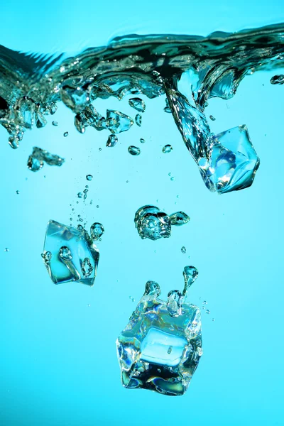 Cubitos de hielo con burbujas — Foto de Stock