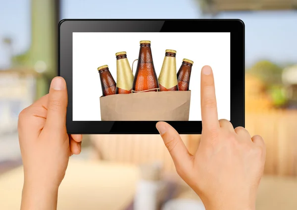 Ordinare birra via internet — Foto Stock