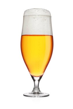 Beyaz arka planda izole edilmiş açık sarı bira dolu bir fincan..