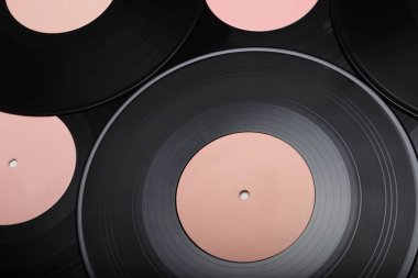 Boş pembe etiketli bir yığın farklı 15 santimlik EP plağı. Üst görünüm