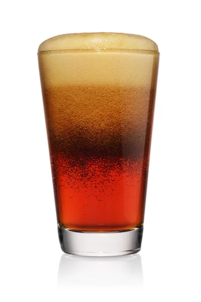 Espumoso Vaso Cerveza Roja Oscura Aislado Sobre Fondo Blanco — Foto de Stock