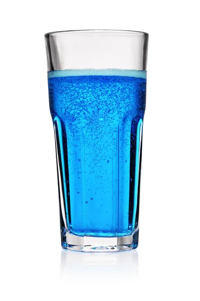 Glas Blauwe Frisdrank Met Gasbellen Geïsoleerd Witte Achtergrond — Stockfoto