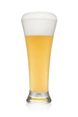 Yarım litre hafif buğday birası kesme ile beyaz bir arkaplanda izole edilmiş..