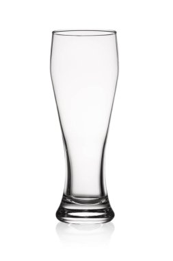 Beyaz arkaplanda izole edilmiş bira için boş şeffaf kupa