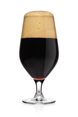 Beyaz arka planda izole edilmiş koyu siyah bira bardağı..