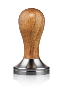 Beyaz arka planda izole edilmiş ahşap saplı metal kahve kurutucusu. Barista aksesuarı.